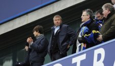 Властите в Англия конфискуват Челси от Абрамович?