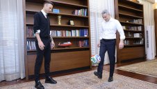 Бербатов порита с премиера Гюров и стана негов съветник + СНИМКИ