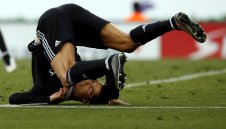 Кристиано Роналдо обарва мъж + ВИДЕО И СНИМКА