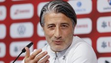 Якин не вижда по-далеч от... Англия