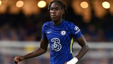 Челси предлага нов договор на сензация, прати защитник в Лион