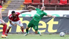 Псувни, бутилки, камъни, седалки: Вижте как бе посрещнат Кирил Десподов на "Армията"