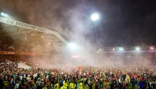 Брутално! Хулиган нокаутира играч на Шефилд Юнайтед