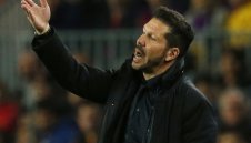 Чоло Симеоне говори с играчите само нощем и се носи гелосан като мафиот