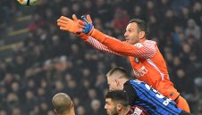 Надежда за Интер: Ханданович може да пази със специална ръкавица