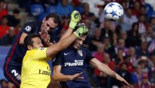 Бенфика продължава договора на Жулио Сезар