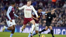 Юнайтед излъга Астън Вила и се доближи до Топ 4