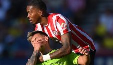 "Джуджето" Лисандро Мартинес не може да играе като централен защитник