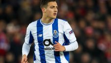 На "Олд Трафорд" взимат и краен защитник