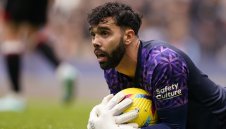 Давид Рая се приближава до Артилеристите