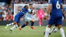 Челси предлага Стърлинг на Астън Вила