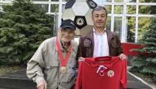 За 70-годишнината: ЦСКА награди фен на 97 г.