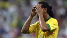 Запалиха паметник на Роналдиньо