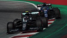 Наказаха Фетел с 3 места, Хамилтън отписа победата