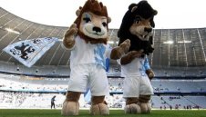 Куриоз: Третодивизионният Мюнхен 1860 с по-скъпи сезонни билети от Байерн + СНИМКИ