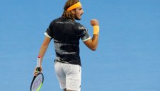 Циципас се озори с корав поляк в Шанхай, уреди си мач срещу Джокович