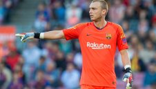 Барса пуска Силесен в Бенфика без пари