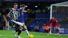 Трипиър закопа Нюкасъл в купата на Лигата, Челси напред към 1/2-финалите след дузпи
