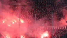 Така се прави! В Германия осъдиха фен на 3 години затвор за хвърляне на фойерверк