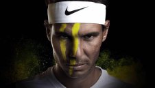 Много голям: Надал гази в калта, за да чисти наводнени домове + СНИМКИ