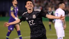 Лозано най-после акостира в Италия за прегледи и подпис с Наполи