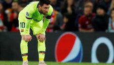 Разгневени фенове на Барса скочиха на Меси на летището