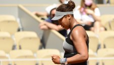 Бият шута на Осака заради мълчание?