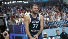 Дончич и компания скочиха на съдиите след загубата