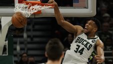 Янис и шампионите от Милуоки набират скорост