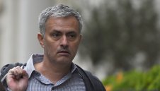 Челси спира Моу за "Олд Трафорд"