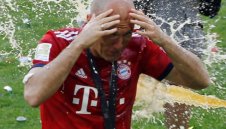 Ван Бомел отмъква Робен в Холандия