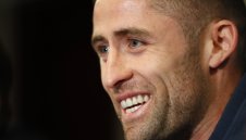 Гари Кейхил взима лентата от Руни