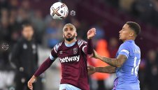 Играч на Уест Хем свали екзотична мацка + СНИМКИ