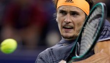 Зверев изтърва нелепо пет мачбола срещу Федерер, но все пак го изненада и елиминира в Шанхай