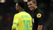 За пари ли става въпрос? Неймар се намеси и в политиката 