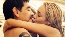 Марадона събра погледите с младото си русо гадже + СНИМКИ