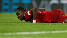 Оперираха ръката на Мане