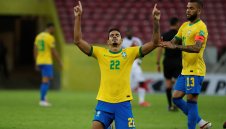Бразилия продължава да мачка, удари Перу с 2:0