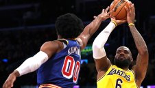 ЛеБрон наниза 56 и Езерняците спряха пропадането