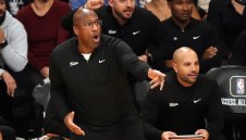 Майк Браун все пак остава при Кралете и Саша