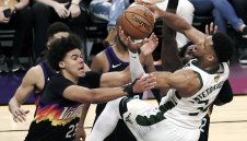 Финикс удари Милуоки, въпреки завърщането на Гръцкия Чудак