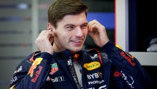 Големият шеф на Мерцедес: Макс би изглеждал добре в сиво