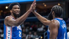 Хардън мушна 38, Филаделфия спря серията на Елените