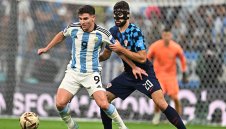 Секси учителка дава уроци на световен шампион + СНИМКИ