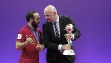 Скандал! Шефът на ФИФА се нанесъл в катарски палат