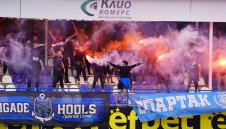 Скандал! Фенове на Локо Пловдив и Спартак Варна се бият на поляна + ВИДЕО 