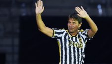 Антонио Конте каза дали поема Наполи 