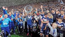 Шокиращо: Фенове нападнаха вратар в дербито на Мелбърн+ВИДЕО