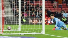 Всички се смеят на вратаря на Лийдс