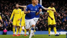 Евертън спря Челси към Топ 4 с 2:0